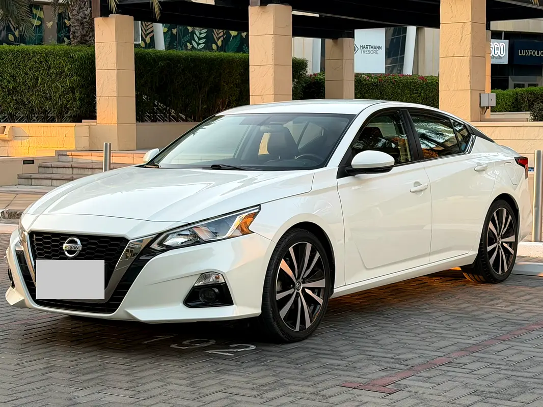 Nissan Altima 2019 — photo 1 of 14