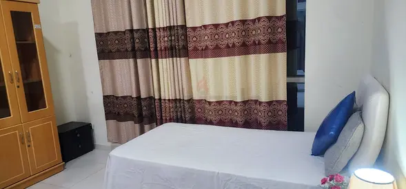 Fully furnished Bed Space for ladies near Sharaf DG metro station