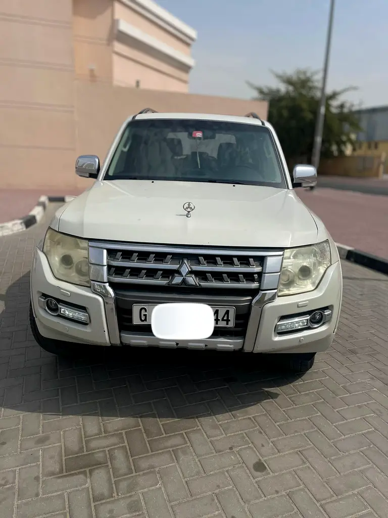 Mitsubishi Pajero 2015 — photo 1 of 11