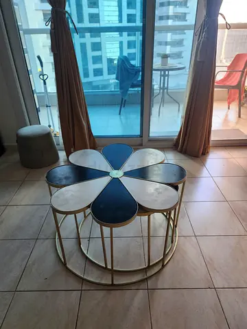 Flower-shaped Nesting Coffee Tables (Set of 2) - Gold Frame, Black White Tops