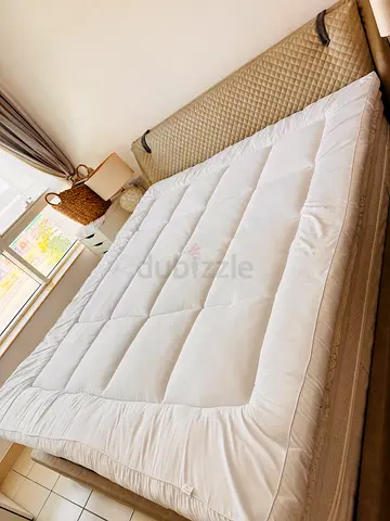 King size mattress topper / padded mattress protector - clean, lightly used. Excellent condition