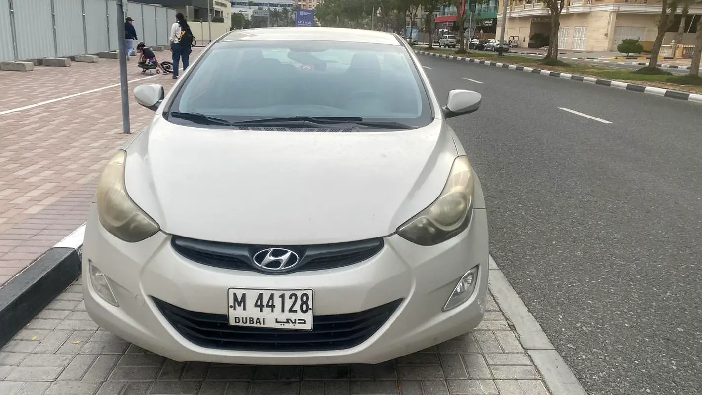 Hyundai Elantra 2013 — photo 1 of 3