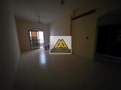 تتميز بمساحة كبيرة وصالة منفصلة بتصميم عملي ومريح، مناسبة للعائلات الباحثة عن الراحة والسكن في موقع حيوي قريب من جميع الخدمات.