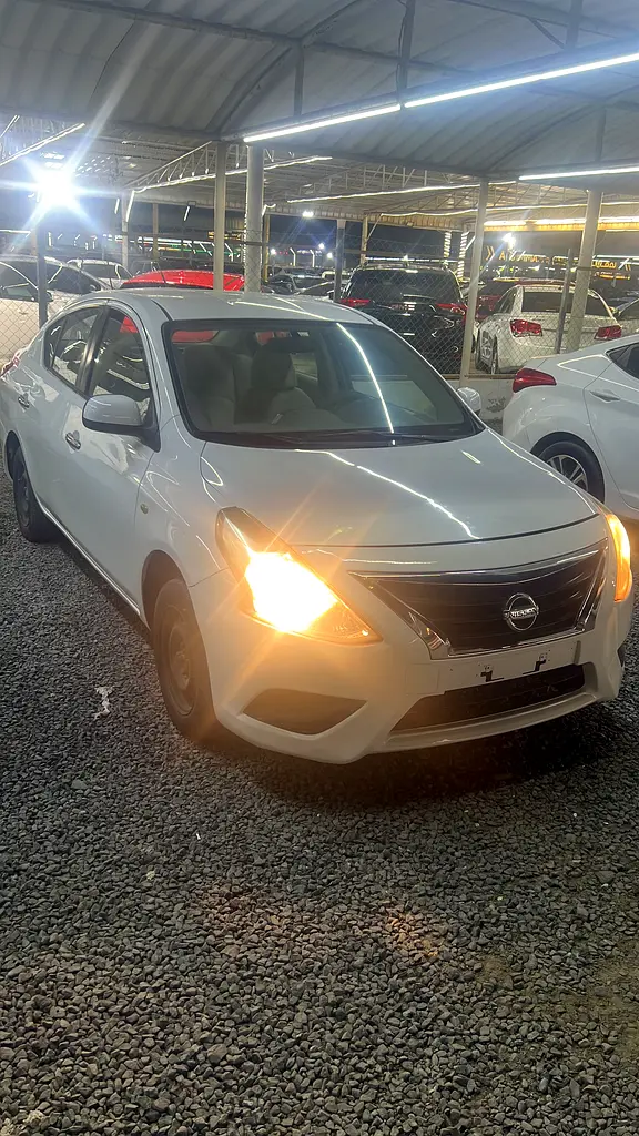 Nissan Sunny 2016 — photo 1 of 11