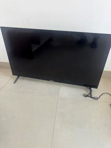 🏠 MOVING OUT SALE – Nikai 43 Flat Screen Smart TV with tv stand