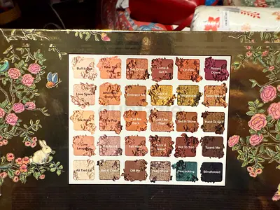 Eye shadow pallet