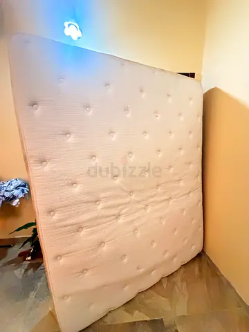 Queen size mattress in good condition - firm, clean 160x200 10’’ thickness