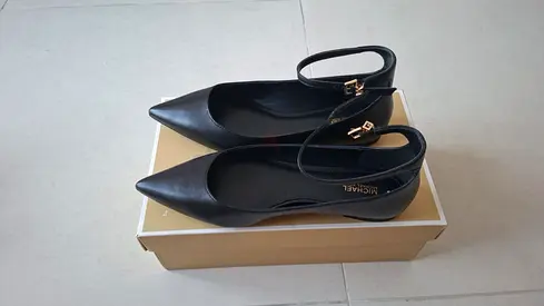 Michael kors black ballerina flats (never woren)