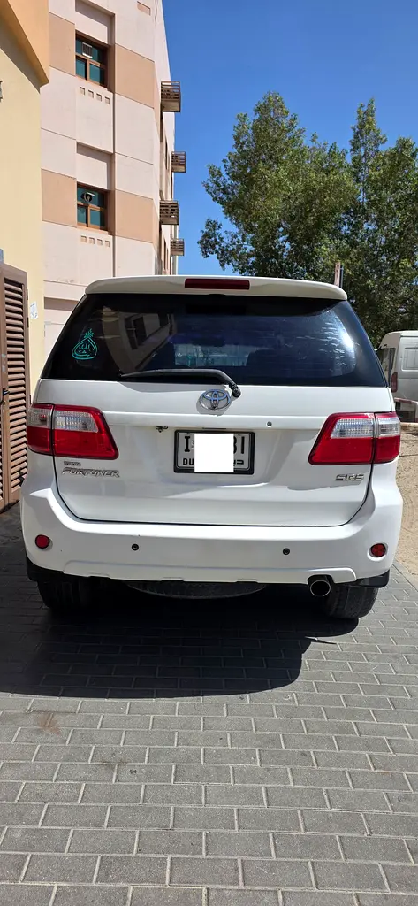 Toyota Fortuner 2010 — photo 1 of 9