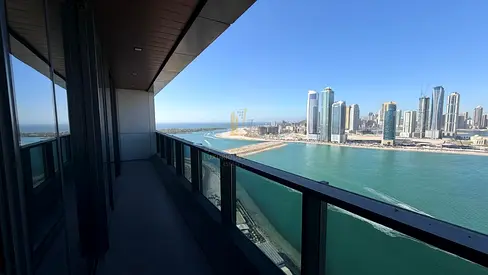🏡 شقة فاخرة للبيع في برج لابلاج – صف أول على ممزر الشارقة 🌊