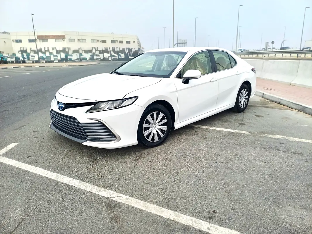 Toyota Camry 2023 — photo 1 of 11