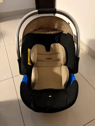Rear-facing infant car seat with carry handle - good condition