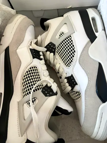 Jordan 4 military black 9 / 42.5 used