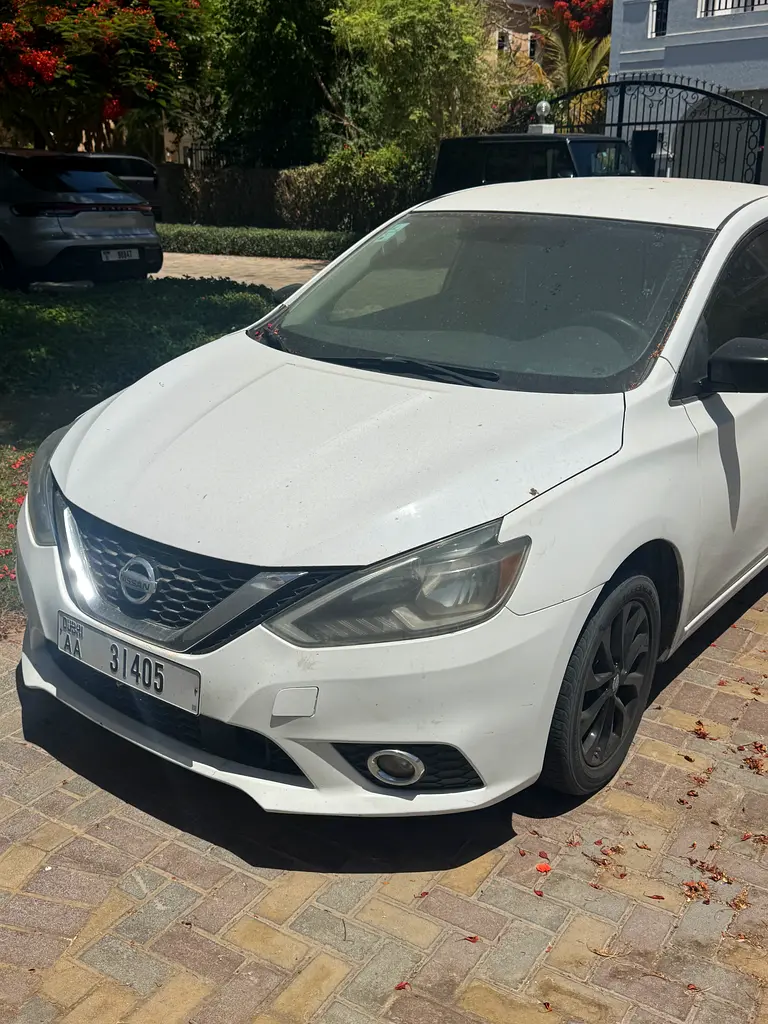 Nissan Sentra 2018 — photo 1 of 5