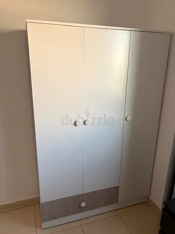 3 door wardrobe from HomeBox - brand new - bill available - used only for a month