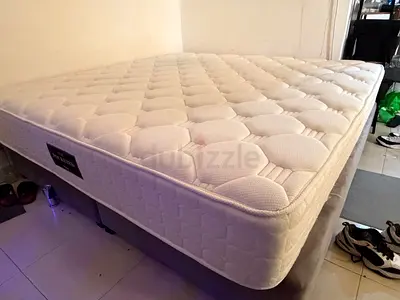 Bed base and mattress