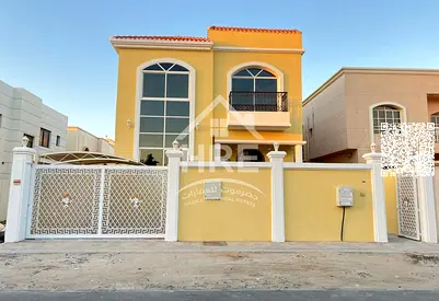 فيلا راقية للبيع في الروضة 2 موقع مميز