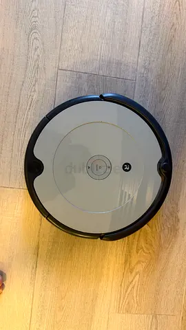 Used Robotic Vacuum Cleaner - Compact Round Design iRobot Roomba 698