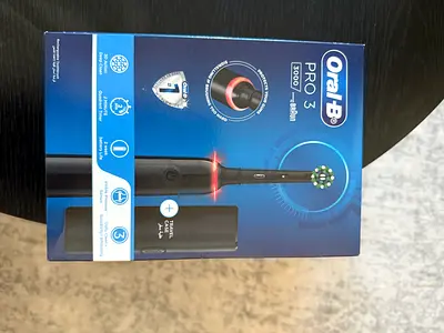 Oral-B Pro 3 3000 electric toothbrush (boxed) - BRAND NEW
