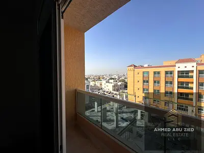 غرفتين وصالة للإيجار السنوي في المويهات 3 – عجمان، غرفة ماستر مع خزائن حائط، 2 حمام، بسعر 48,000 درهم مع شهر مجاني، والدفع على 6 دفعات، التأمين شيك.قر
