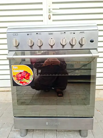 This Bompani Gas Cooker,  working perfectly, with 4 burners