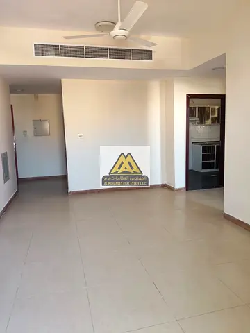 فرصة مميزة للإيجار السنوي شقة غرفة وصالة في منطقة المويهات 3 بعجمان، مباشرة على الشارع الرئيسي وبموقع حيوي جداً قريب من جميع الخدمات.