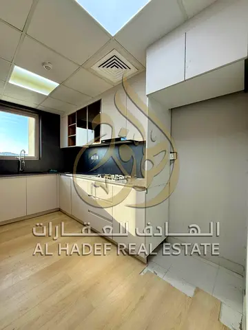 غرفتين بالزاهية مع بلكونة كبيرة ومطبخ مجهز، خزائن وأرضيات خشبية، مجمع متكامل مع باركن ومسبح، موقع راقٍ ومميز.
