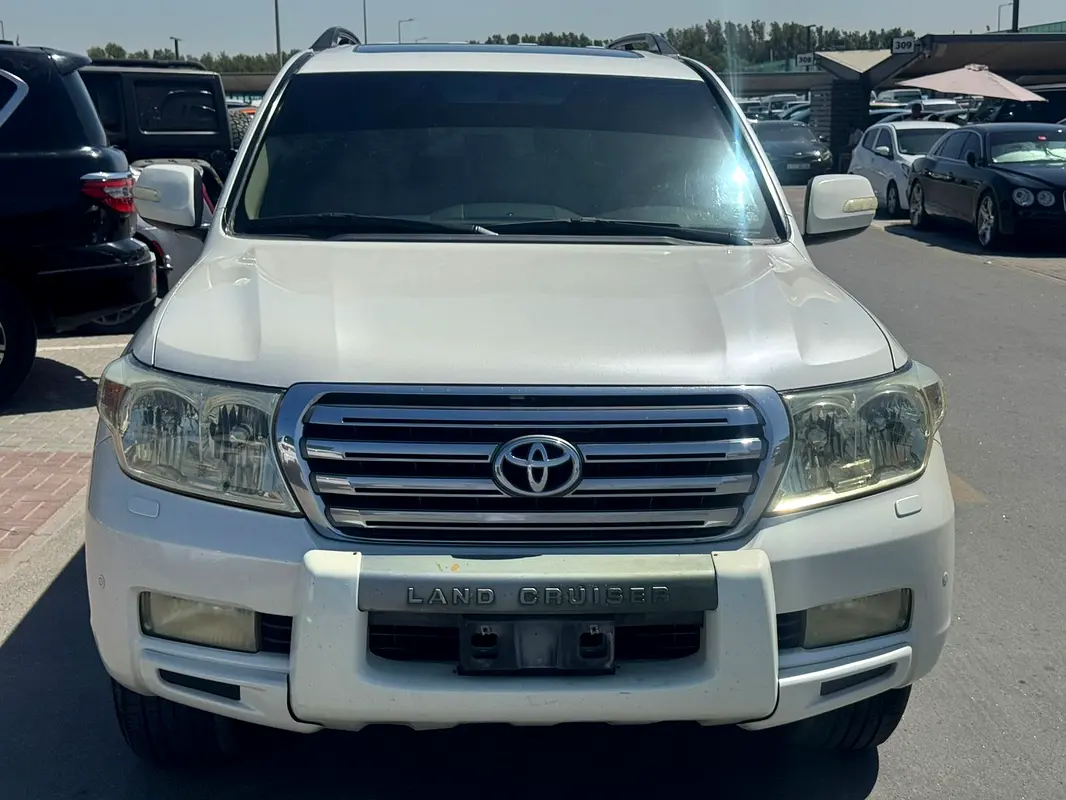 Toyota Land Cruiser 2010 — photo 1 of 9