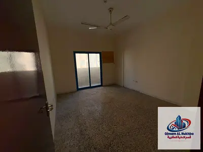 شقة ثلاث غرف و صالة بمنطقة الشويهين - بلكونة اطلالة مفتوحة - موقع مميز جدا - قريبه من كورنيش الشارقه - مساحة واسعه - صيانة مجانية بالكامل - باركن فرى