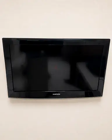 Samsung 32-inch LCD TV - Wall Mounted, Good Working Condition