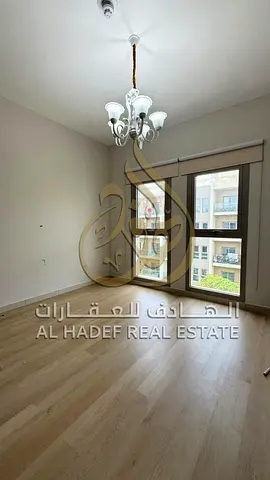 للإيجار في الشارقة – الزاهية | شقة غرفتين وصالة منها غرفة ماستر مع بلكونة كبيرة ومطبخ مجهز وخزائن بالحائط وأرضيات خشب | باركنج ومسبح | مجمع سكني متكام