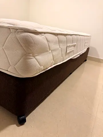 Box Bed. 160x 200. Excellent conditions. Mattress and box base.