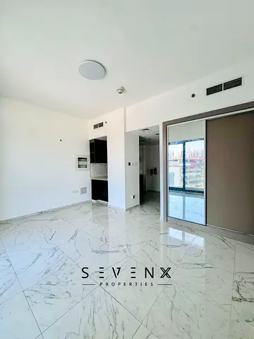 Bright Studio | Golden Dream Tower 1 | Balcony | Downtown View