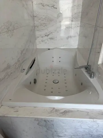 Jacuzzi bathtub / whirlpool tub in good condition