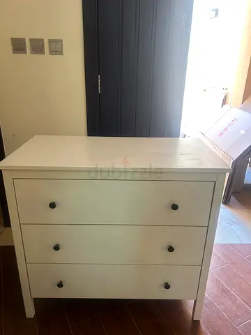White Dresser with Black Knobs 90x46x83 cm