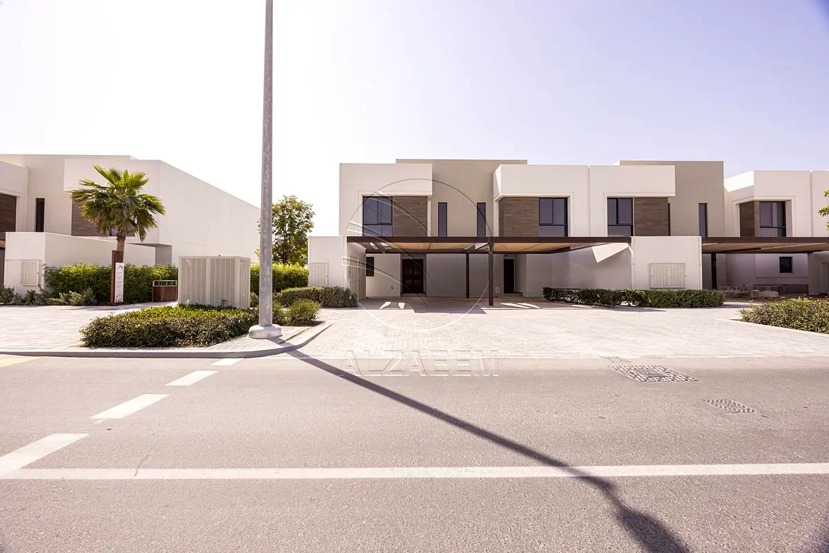 √VACANT| New Family Home | End Unit√