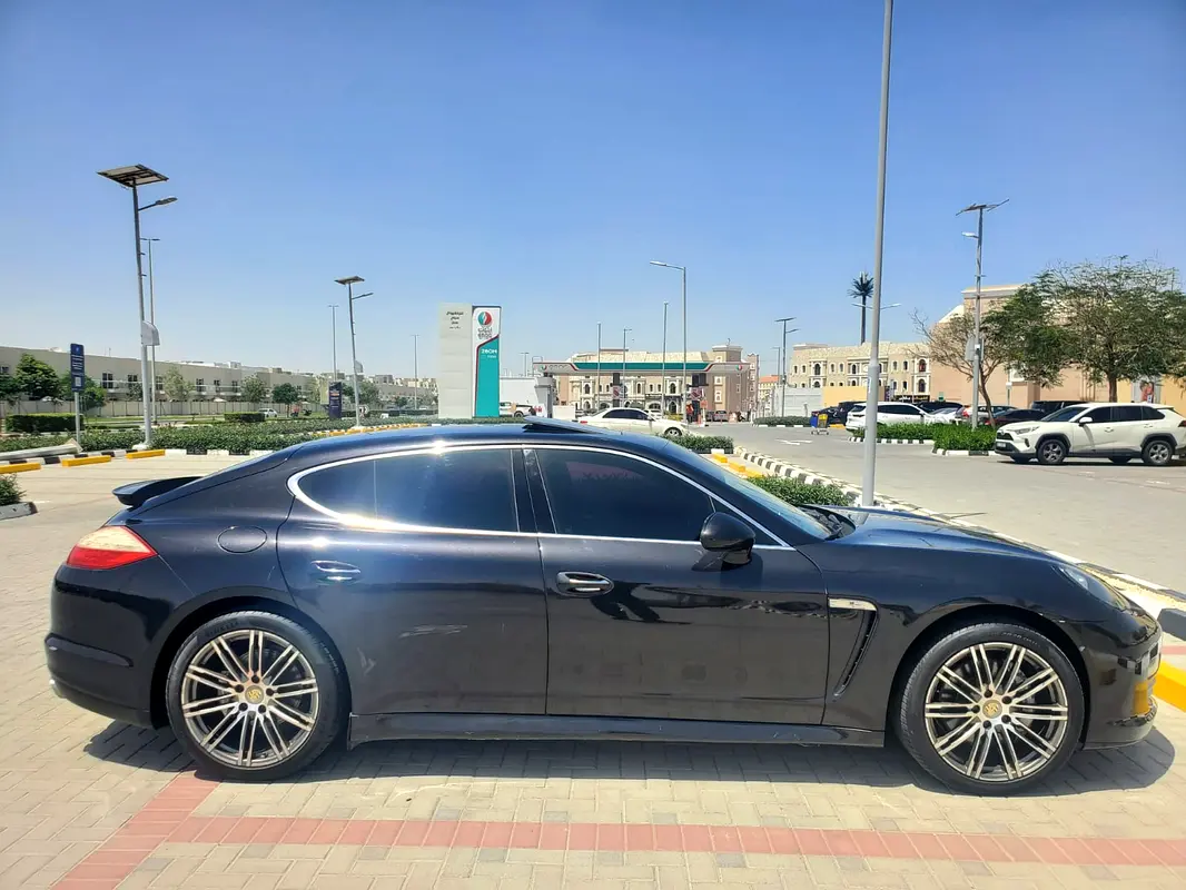 Porsche Panamera 2012 — photo 1 of 17