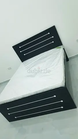 Im selling brand new queen size 150*190cm bed with mattress