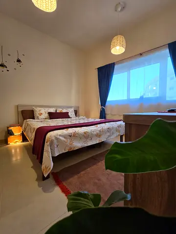 BEAUTIFUL and well-maintained PRIVATE Room with private bath.