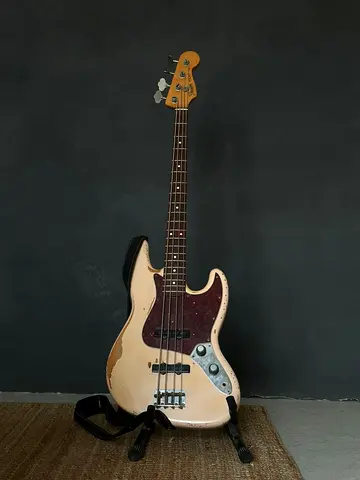Fender Jazz Flea Roadworn Shell Pink