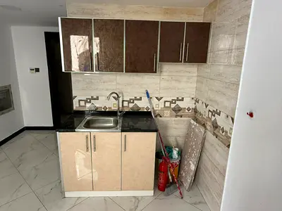 استديو مميز ثاني ساكن (لم يسكن إلا مرة واحدة)، بنظام تكييف مركزي، وصيانة مجانية على المالك.