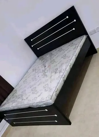 Selling brand new king size 180*200cm bed with mattress