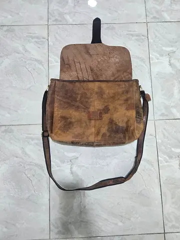 Vintage brown leather messenger bag — single strap