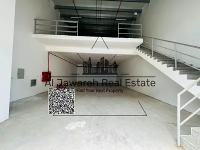A warehouse on the main street suitable for all industrial activities.3315 sq ft