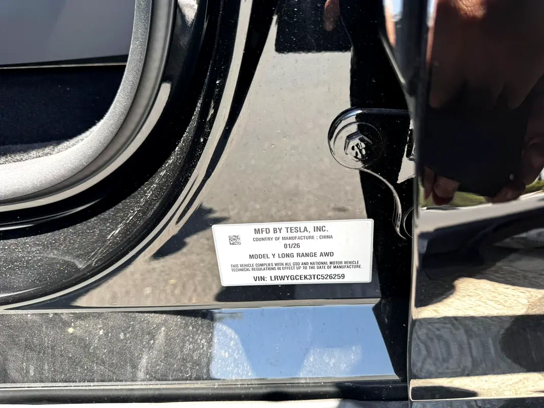 Tesla Model Y 2026 — photo 1 of 12