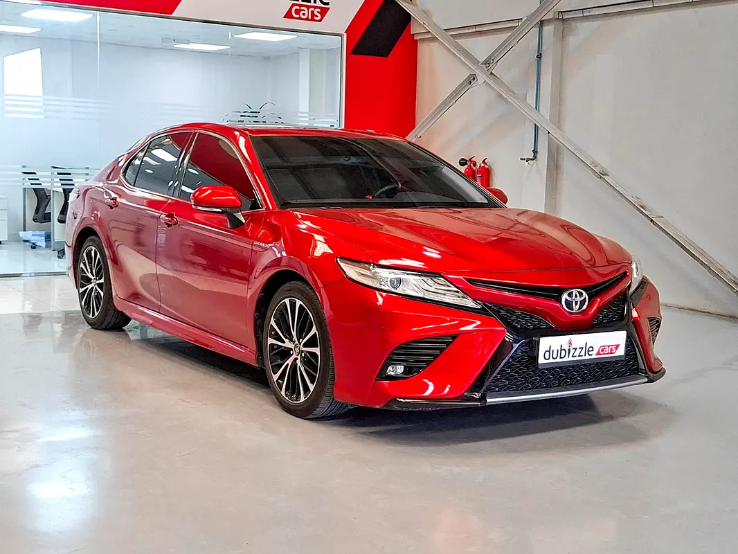 Toyota Camry 2018 — photo 1 of 16