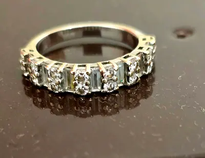 Elegant 18 carat gold  diamond ring
