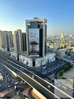 A unique opportunity for immediate ownership: a luxurious three-bedroom apartment with a spacious li