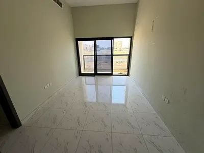 شقة مميزة بمساحة كبيرة ثاني ساكن في موقع حيوي قريب من السوق الصيني ومركز القبائل للتخفيضات وعلى مخرج مباشر شارع الشيخ محمد بن زايد، مناسبة للعائلات