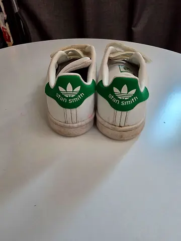 White Adidas Stan Smith sneakers with green heel - used (Size 11UK/28.5FR)